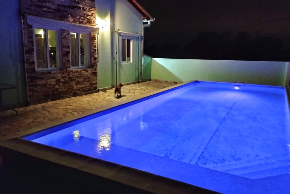 Oportunidade perto de Assunção/Paraguai: casa nova com piscina grande em bairro fechado em Nueva Colombia