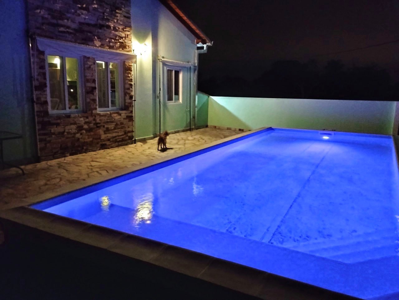 Oportunidade perto de Assunção/Paraguai: casa nova com piscina grande em bairro fechado em Nueva Colombia