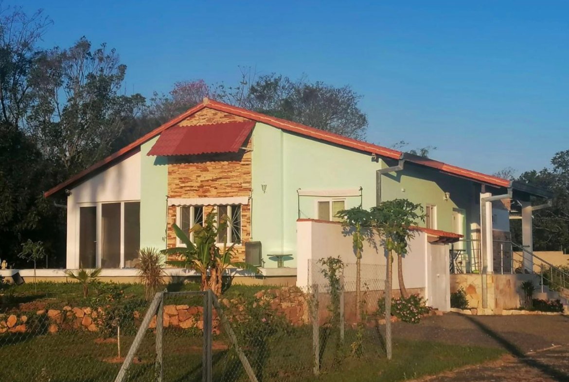 Oportunidade perto de Assunção/Paraguai: casa nova com piscina grande em bairro fechado em Nueva Colombia