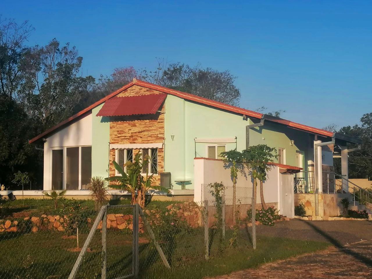 Oportunidade perto de Assunção/Paraguai: casa nova com piscina grande em bairro fechado em Nueva Colombia